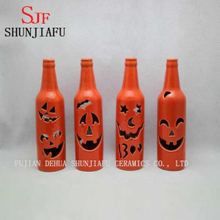 Dekorieren Sie die Keramikweinflasche für Halloween