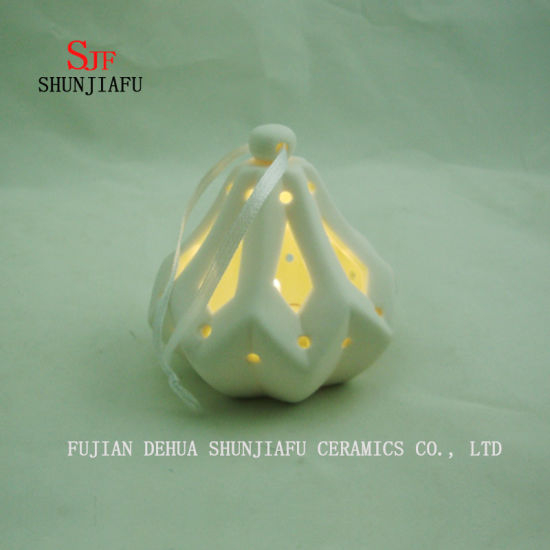 Dekorative elegante unglasierte mattierte Oberfläche Aushöhlen runde weiße Keramik Teelicht Kerzenhalter Keramik Kerzenhalter Ornament