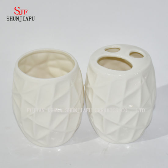 4-teiliges / Set weißes Keramik-Badezimmerzubehör-Set /, Becher, Seifenschale & Spender