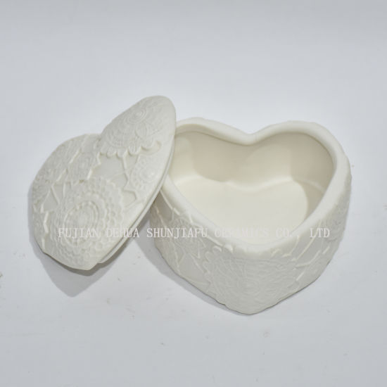 Dekorative Raised Heart Design Weiß Keramik / Kommode Top Schmuckhalter