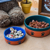 mit Hundefußabdrücken Drucken von kreisförmig bedruckten Knochen an der Schüssel Boden Keramik Hundefutter Blau und Orangekeramik Pet Feeder Pink Keramik Hundenapf