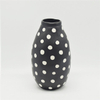Heimtextilien Dekoration Tischplatte Keramikvase Desktop-Dekoration Polyhedrose Schwarz Glasiert mit weißen Punkten Keramikvase